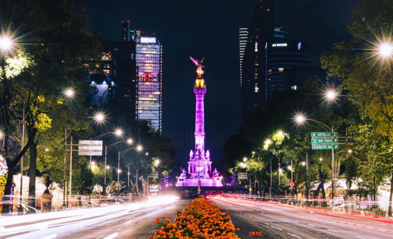 Octubre cultural: La Feria del Libro del Zócalo da inicio a un mes lleno de arte y literatura en la CDMX