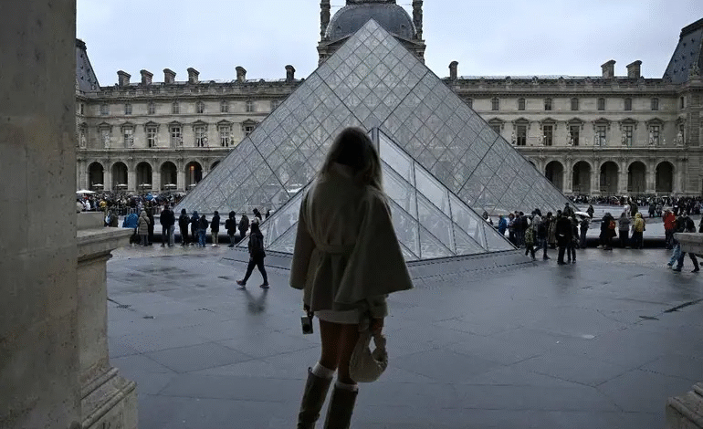 Cinco nuevos detenidos en Francia por el robo en el Museo de Louvre