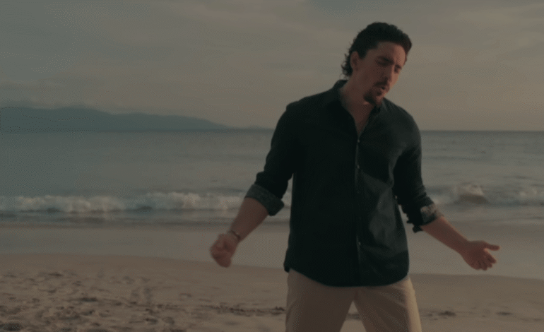 Alex Fernández conquista el primer lugar en Monitor Latino con “Loco por volverte a ver”