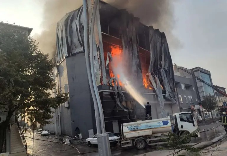 Incendio en un depósito de perfumes en Turquía deja al menos 6 muertos