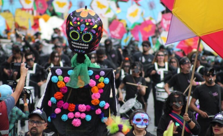 Entre esqueletos y colores, encabeza Clara Brugada el Gran Desfile de Día de Muertos 2025 que reunió a un millón 450 mil personas