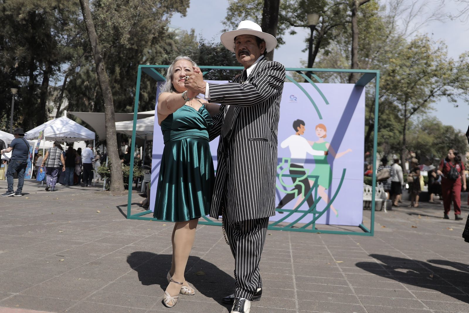 Pareja bailando danzon