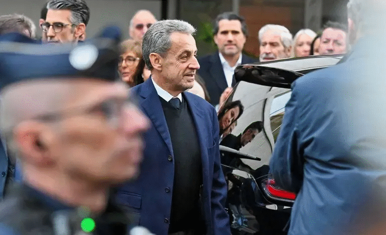 Sarkozy saldrá de la cárcel en libertad condicional; pasó 20 días en prisión
