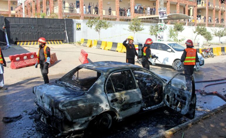 Terror en Pakistán: atentado suicida deja al menos 12 muertos frente a tribunal