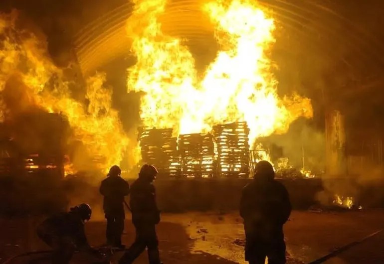 Voraz incendio consume tarimas en la Central de Abasto, CDMX