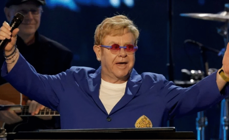 MÚSICO INGLÉS “Ha sido devastador”: Elton John narra su forma de vida tras perder la vista en un ojo