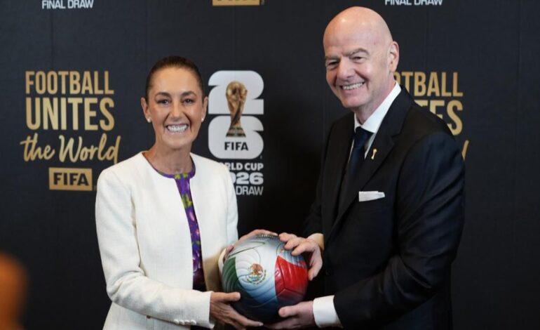 Claudia Sheinbaum asiste al sorteo del Mundial 2026, saca la pelotita de México
