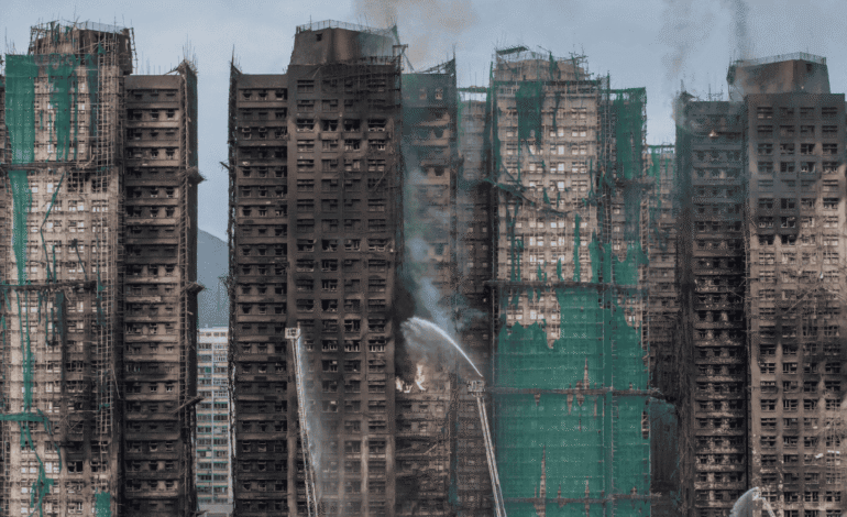 Detenidas 13 personas por incendió en Hong Kong, mientras subió a 151 el número de fallecidos