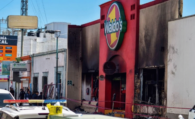 Fiscalía de Sonora imputa a ocho personas y una empresa por incendio en Waldo’s Hermosillo