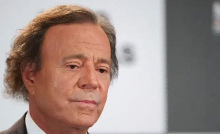 Piden retirar premios a Julio Iglesias tras graves acusaciones de abuso y trata