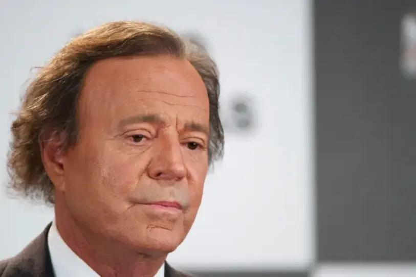 Piden retirar premios a Julio Iglesias tras graves acusaciones de abuso y trata