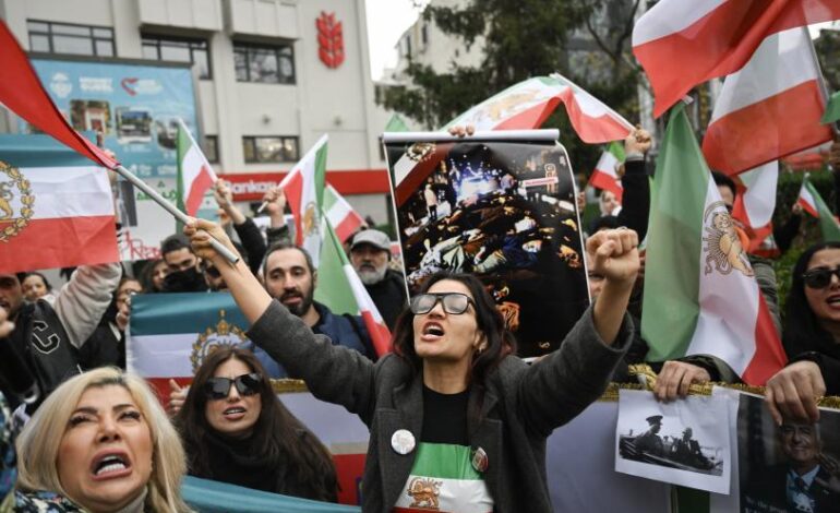 Jamenei defiende que el gobierno iraní debe «romperle la espalda a los sediciosos»