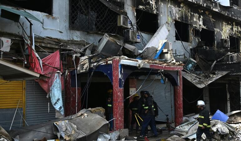 Suman 67 muertos tras incendio de un centro comercial en Pakistán