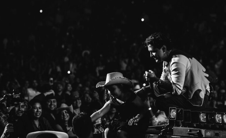 CHRISTIAN NODAL PAL CORA FOTO3