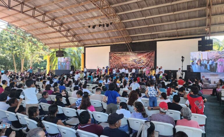 Celebran el Dia de Reyes en Chetumal con Amigos de Rafa Marin