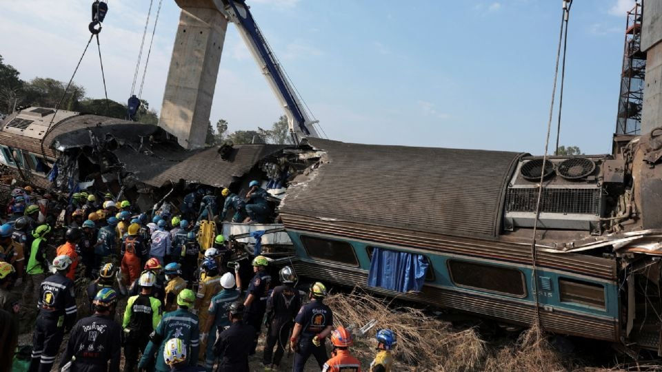 Grúa cae sobre tren en Tailandia, hay 32 muertos y decenas de heridos