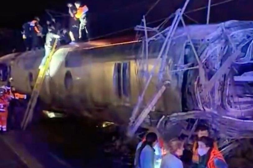 Al menos 39 muertos tras la colisión de dos trenes de alta velocidad en España