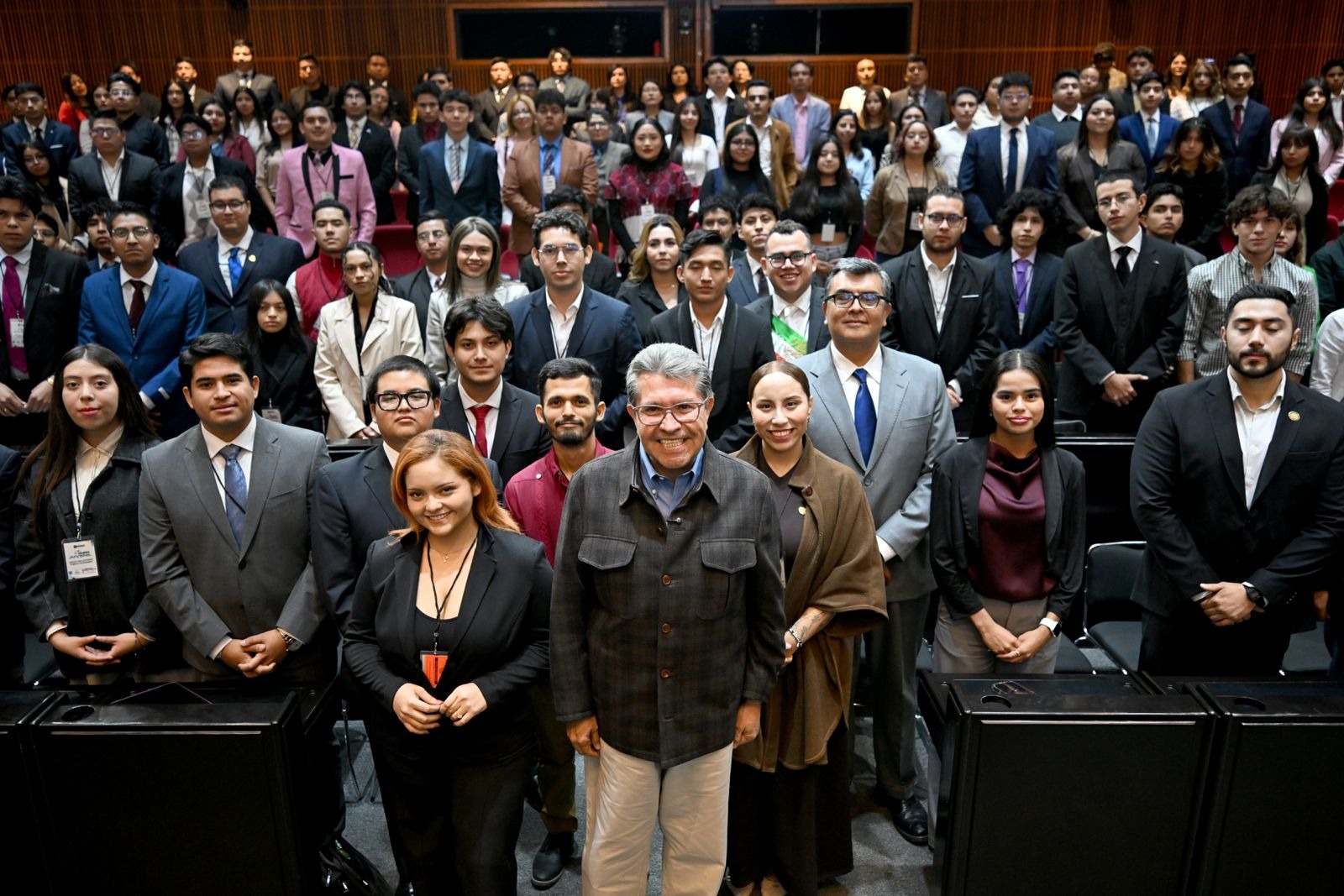 México necesita nuevos bríos en sus dirigencias sociales y políticas y en su formación ideológica y filosófica: Ricardo Monreal