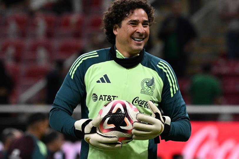 Guillermo Ochoa celebra su regreso al Tri y levanta la mano rumbo al Mundial 2026