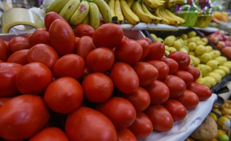 Aumenta 6.5% el precio de la canasta alimentaria en zonas urbanas de México; jitomate cuesta hasta 60% más