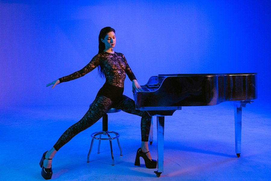 Francisca Valenzuela firma con Believe para lanzar su próxima era