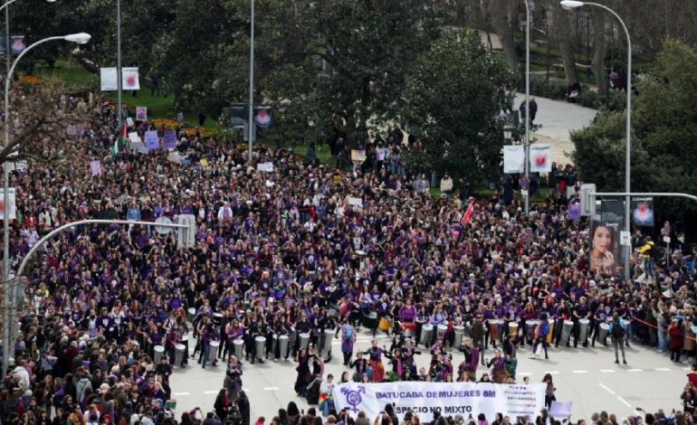 «¡Alto a la violencia machista!»: miles de mujeres salen a protestar en Europa y Asia este 8M