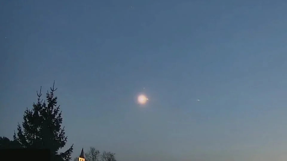 Avistan meteorito en Bélgica, Francia y Alemania; provoca daños a vivienda tras fragmentarse