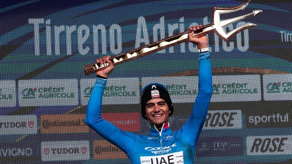 Isaac del Toro es el primer mexicano que conquista el ‘Tridente’ al ganar la carrera Tirreno-Adriático
