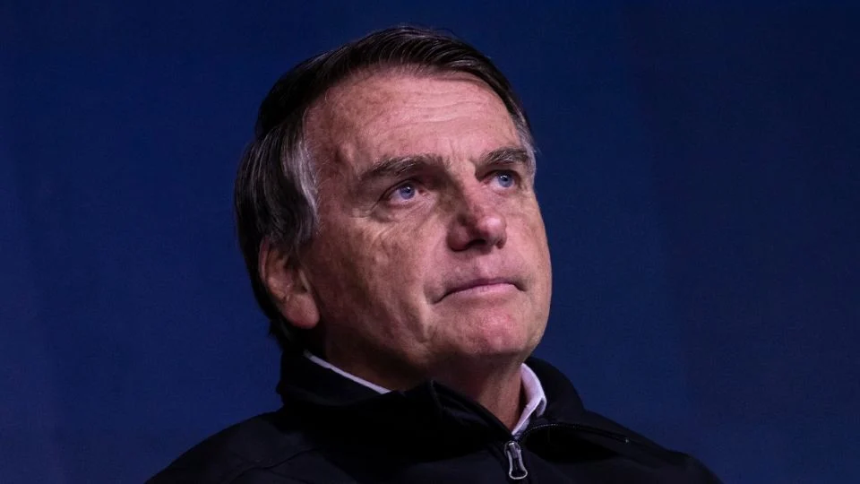 Sale del hospital el expresidente brasileño Jair Bolsonaro tras dos semanas; comienza 90 días de prisión domiciliaria