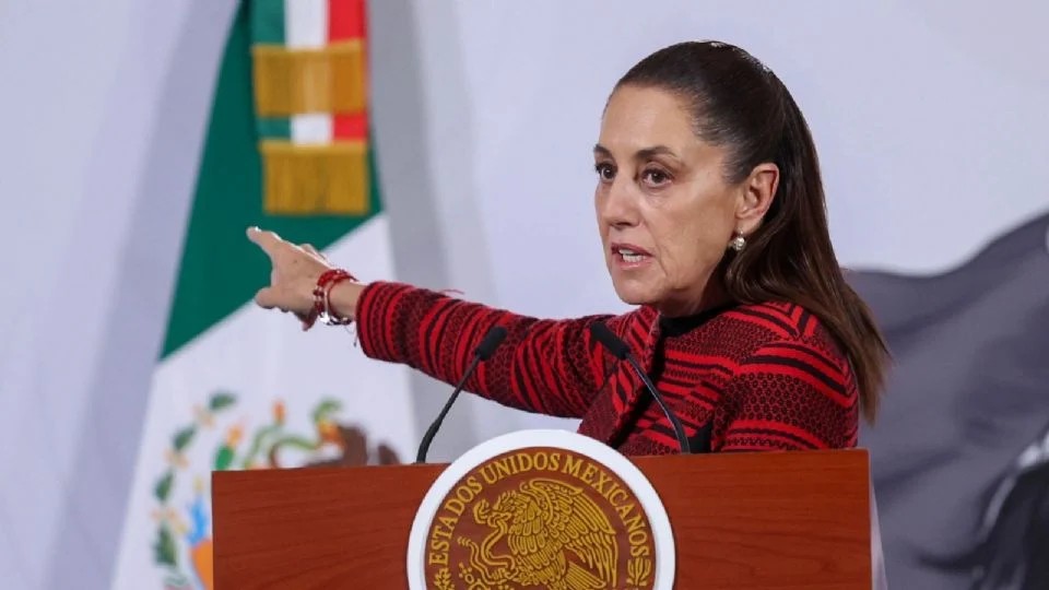 Sheinbaum confirma que una mujer salió a tomar el sol en una ventana de Palacio Nacional