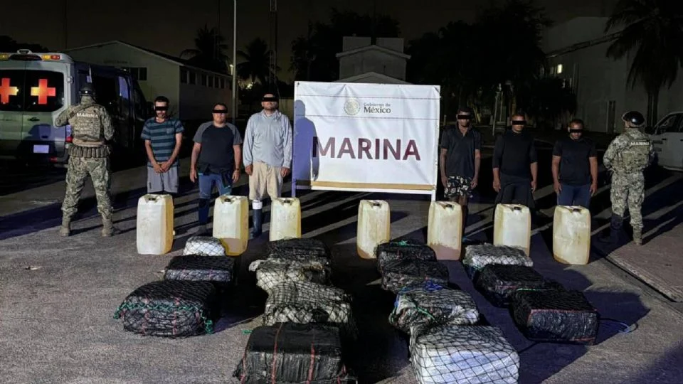 Aseguran embarcación con 650 kilos de cocaína y detienen a seis en Michoacán tras