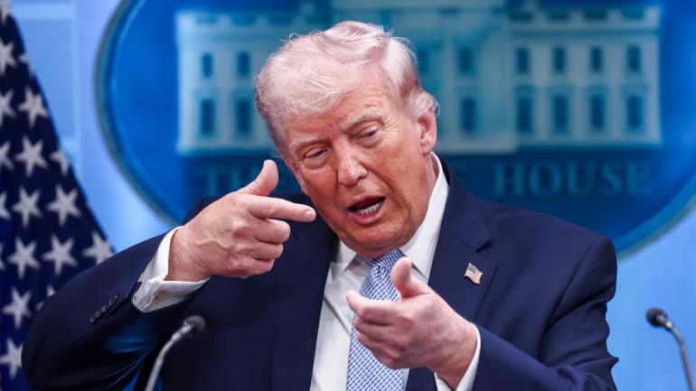 Advierte Trump con imponer aranceles de 50% a proveedores de armas a Irán