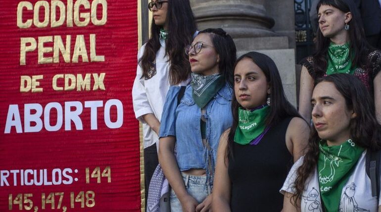 Exigen feministas al Congreso de la CDMX eliminar el aborto como delito del Código Penal