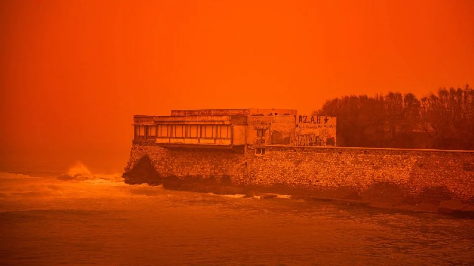 El cielo se pinta de rojo en Grecia tras tormenta; un hombre muere por aumento repentino del nivel del agua
