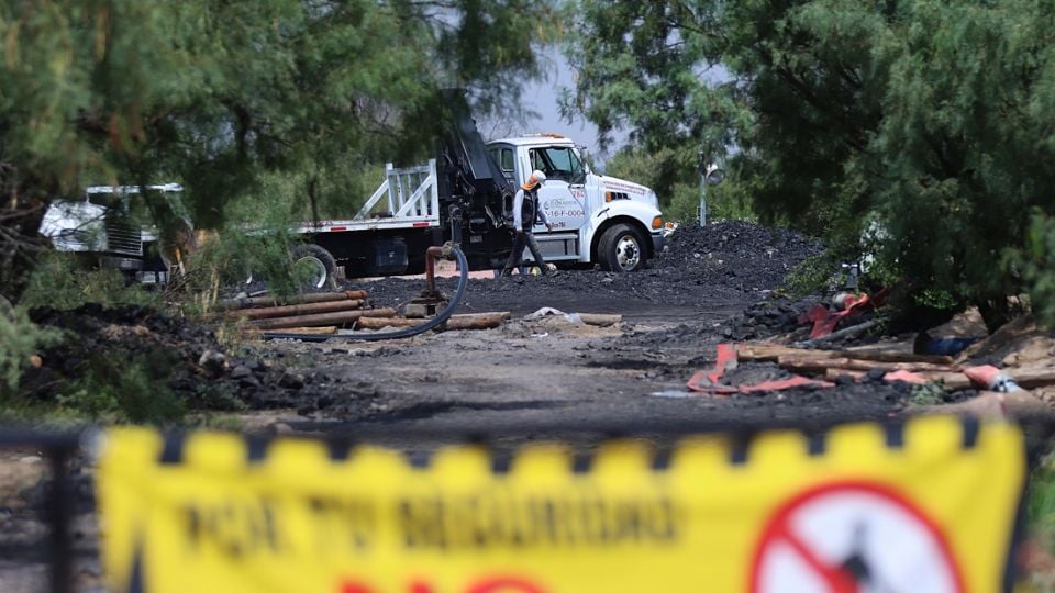 Continúa la extracción de agua de la mina donde permanecen atrapados tres trabajadores en Sinaloa