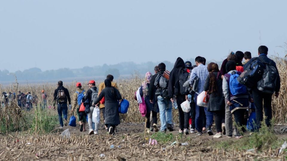 Dan 19 años de prisión a dos sujetos por traficar más de 5 mil migrantes en Reino Unido