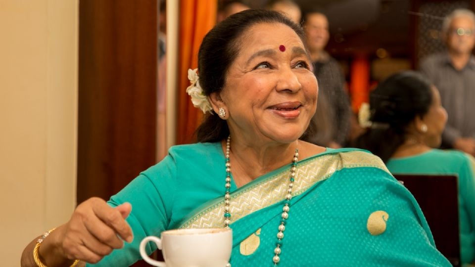 Fallece la cantante Asha Bhosle, la voz de Bollywood y la intérprete con más grabaciones en la historia de la música