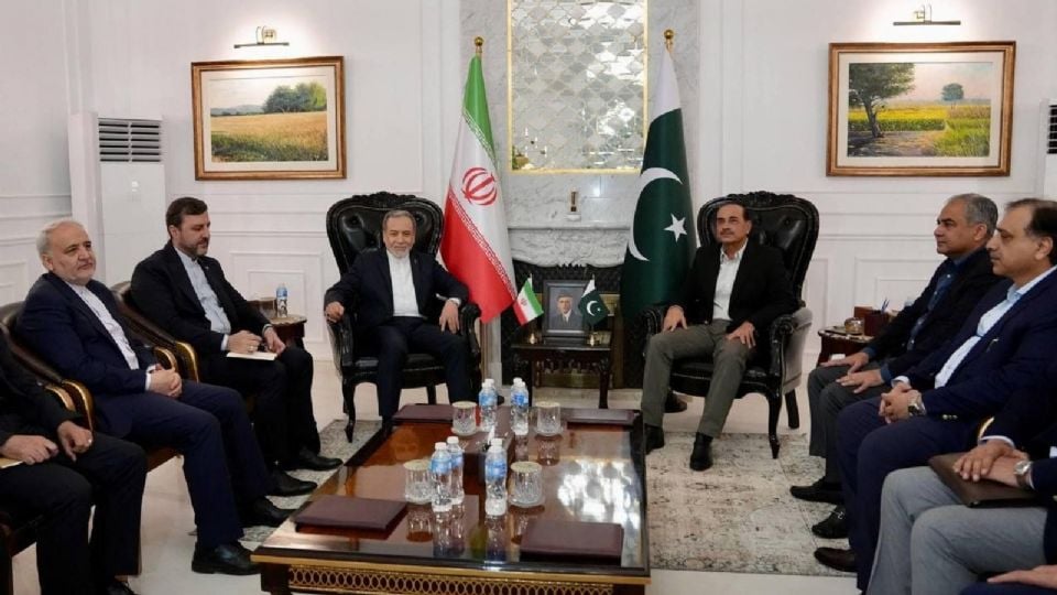 Ministro de Exteriores de Irán sostiene negociaciones con Pakistán, pero evita encuentro con representantes de EU
