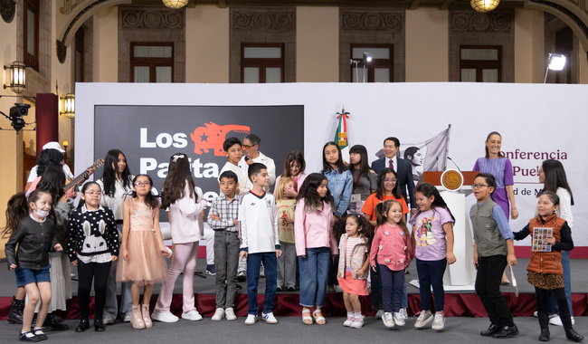 Queremos que las niñas y niños sean felices: Presidenta anuncia el inicio de la entrega del apoyo para uniformes y útiles “Rita Cetina”