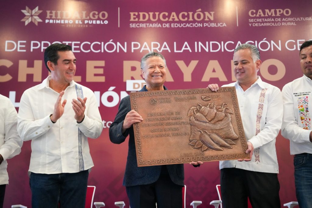 Julio Menchaca, Gobernador de Hidalgo, y Santiago Nieto, del IMPI, protegen la producción del chile rayado de La Misión