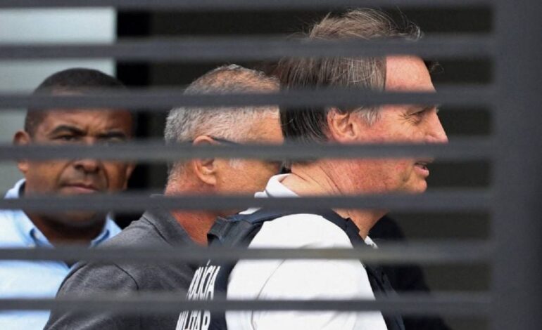 Internan a Bolsonaro en Brasilia para operarle el hombro derecho
