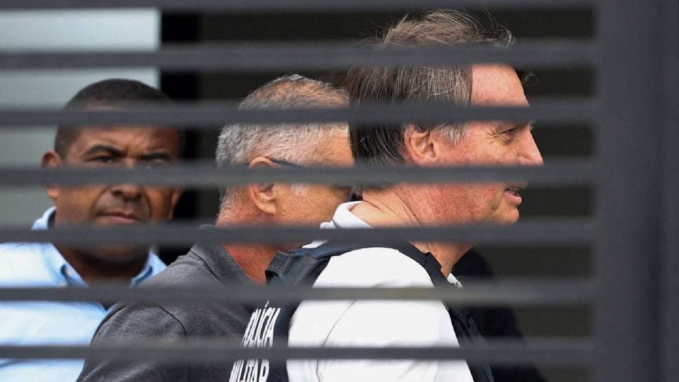 Internan a Bolsonaro en Brasilia para operarle el hombro derecho