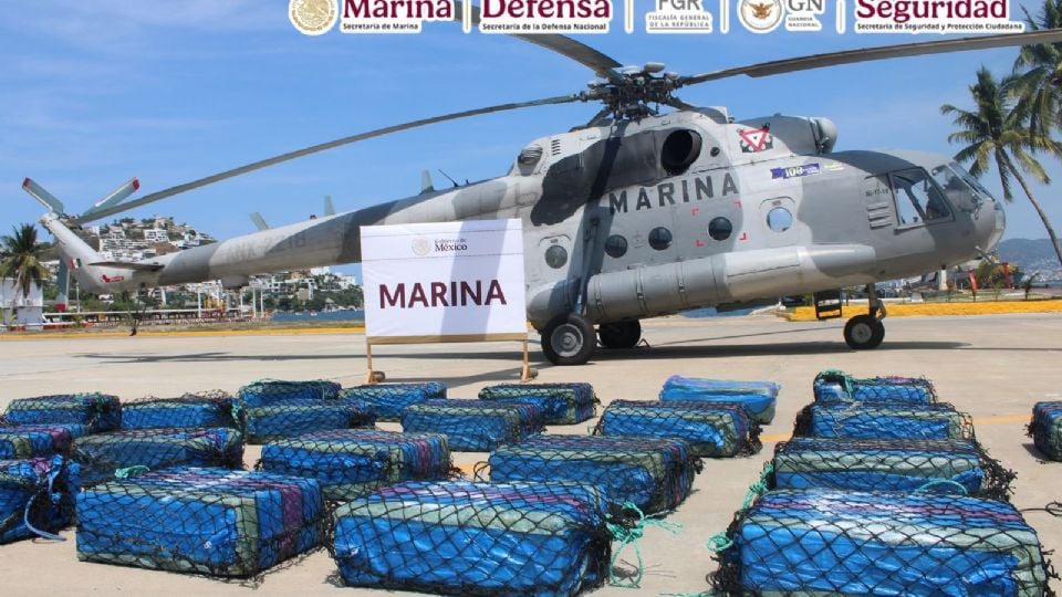 Marina incauta 26 bultos con presunta cocaína y detiene a dos extranjeros en el océano Pacífico