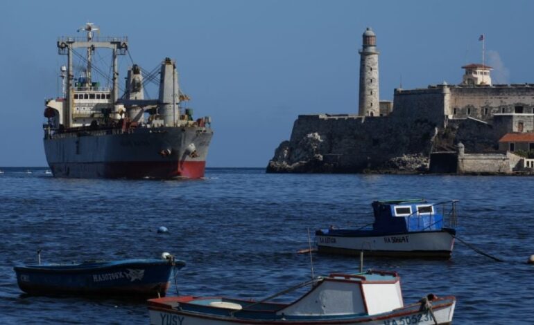 Llega a Cuba un buque comercial con ayuda humanitaria de México y Uruguay