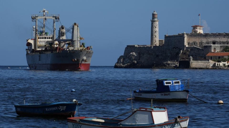Llega a Cuba un buque comercial con ayuda humanitaria de México y Uruguay
