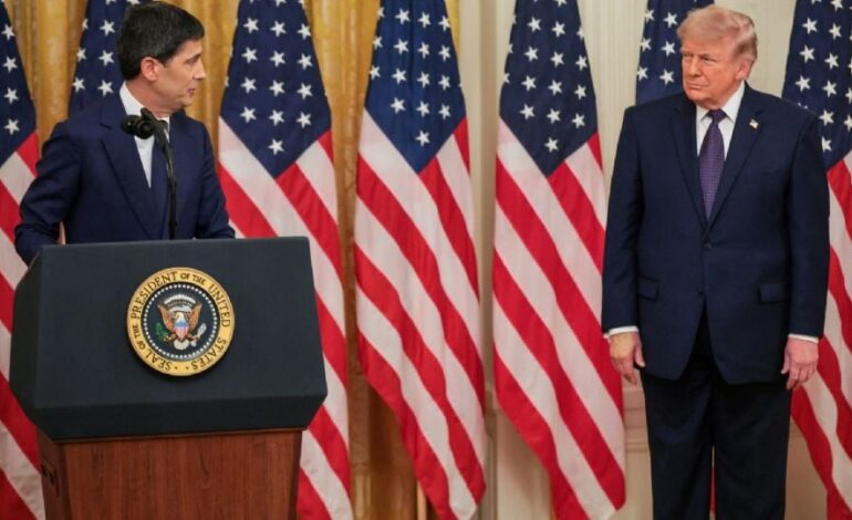 Kevin Warsh asume la presidencia de la Fed en medio de presiones a la política monetaria