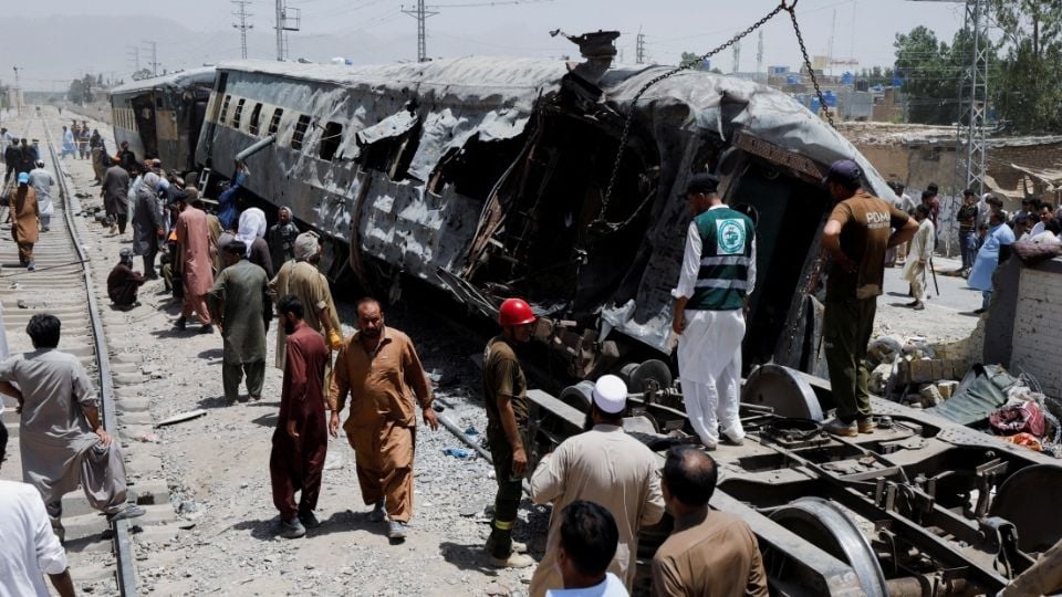 Detona objeto explosivo al interior de un tren en Pakistán; suman 24 muertos y al menos 70 heridos