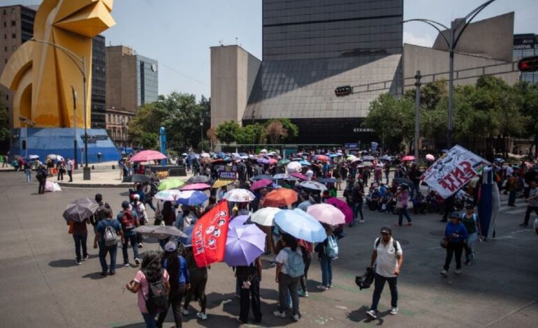 Siguen movilizaciones de la CNTE: bloquean Paseo de la Reforma e instalan plantón en aeropuerto de Oaxaca
