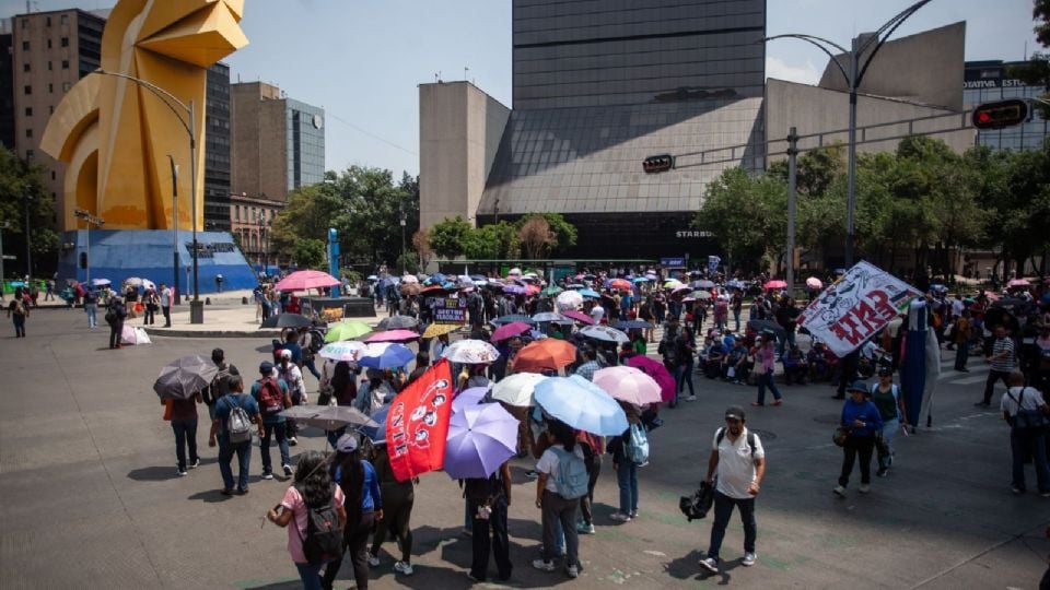 Siguen movilizaciones de la CNTE: bloquean Paseo de la Reforma e instalan plantón en aeropuerto de Oaxaca