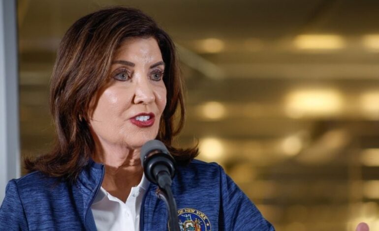 Nueva York promueve restricciones para operaciones del ICE: limita pasamontañas y operaciones en escuelas e iglesias